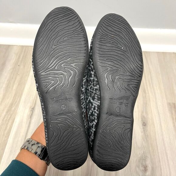 Dansko Flats Women’s 38 Larisa Dak Gray Leopard Animal Print Leather Slip On - Picture 4 of 7